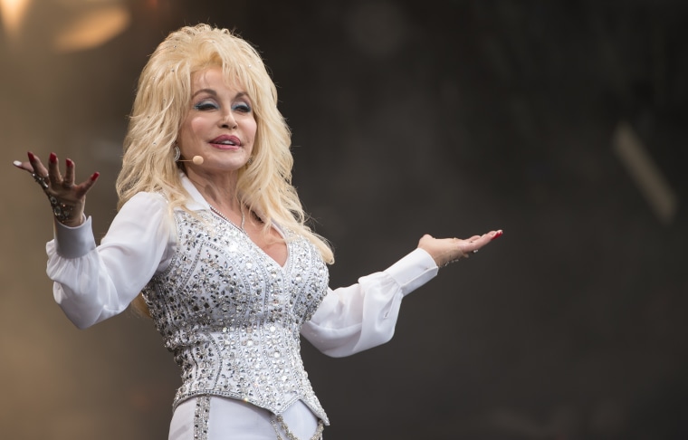 Rock and Roll Hall of Fame keeps Dolly Parton on 2022 ballot