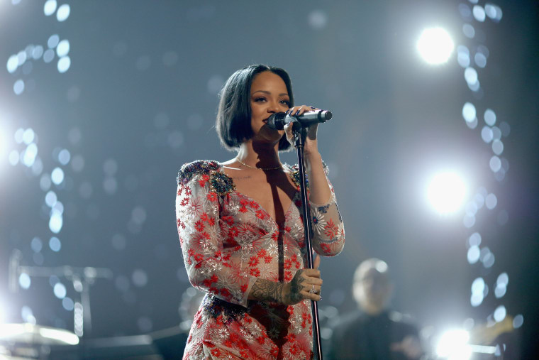 RIhanna Is Postponing Her <i>ANTI</i> Tour