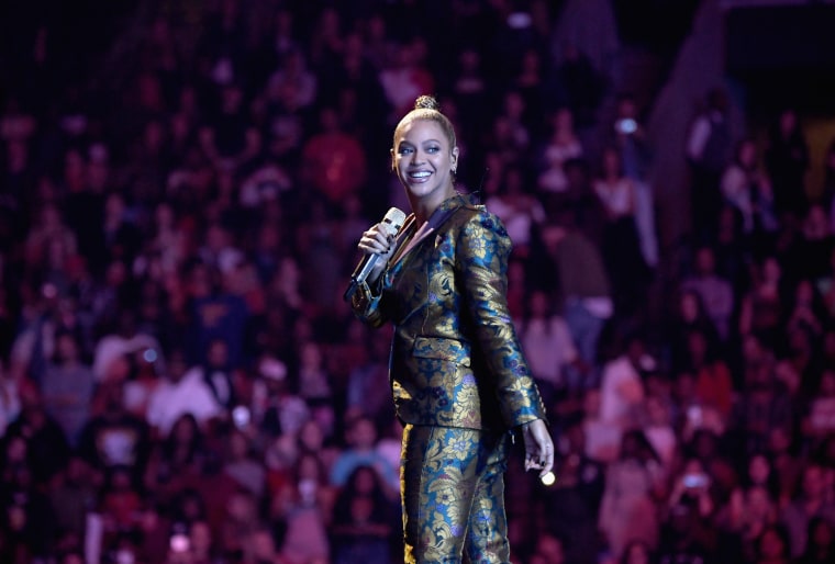 Watch Beyoncé perform “Halo” and “XO” at Kobe and Gianna Bryant’s memorial service