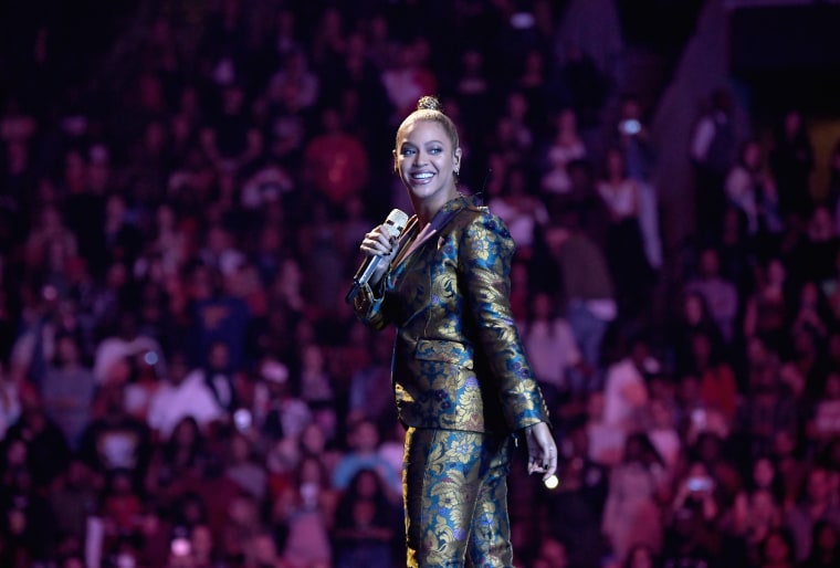 Video: Beyonce performs at memorial service for Kobe Bryant and Gianna