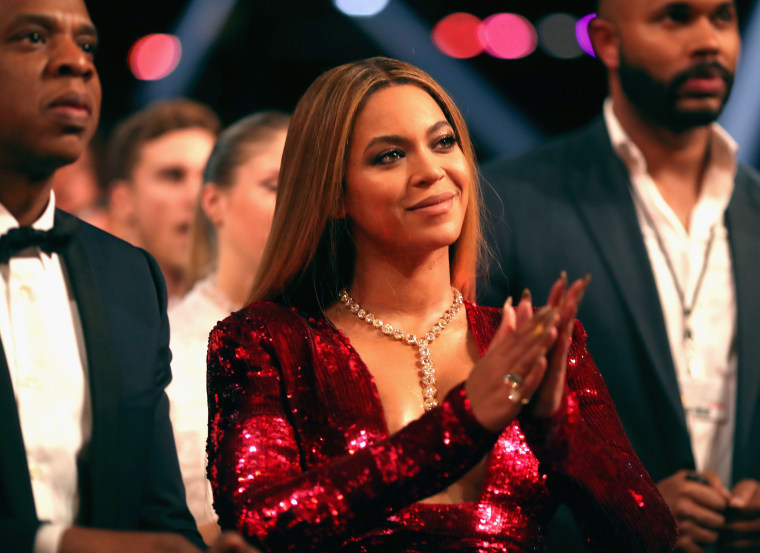 Watch Beyoncé gracefully save herself from falling on stage