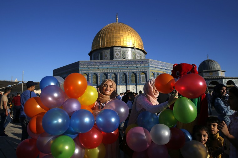 Beautiful Photos Of People Celebrating Eid al-Fitr Around The World