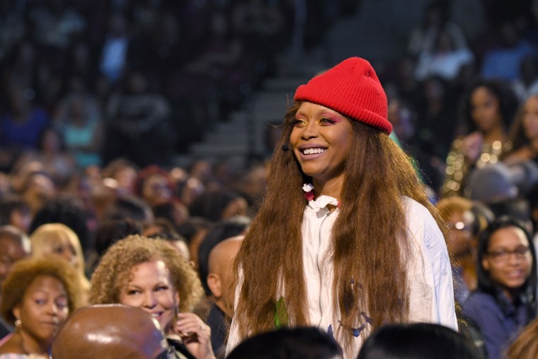 Erykah Badu clarifies R. Kelly statements following concert backlash