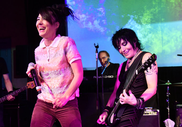 https://thefader-res.cloudinary.com/private_images/w_760,c_limit,f_auto,q_auto:best/GettyImages-908149802_ks3asc/le-tigre-s-kathleen-hanna-left-performs-with-joan-jett-right-photo-by-dia-dipasupil-getty-images.jpg