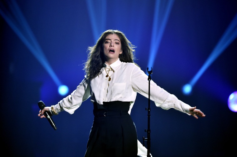 Lorde takes out full page newspaper ad: “Thank you for believing in female musicians” 