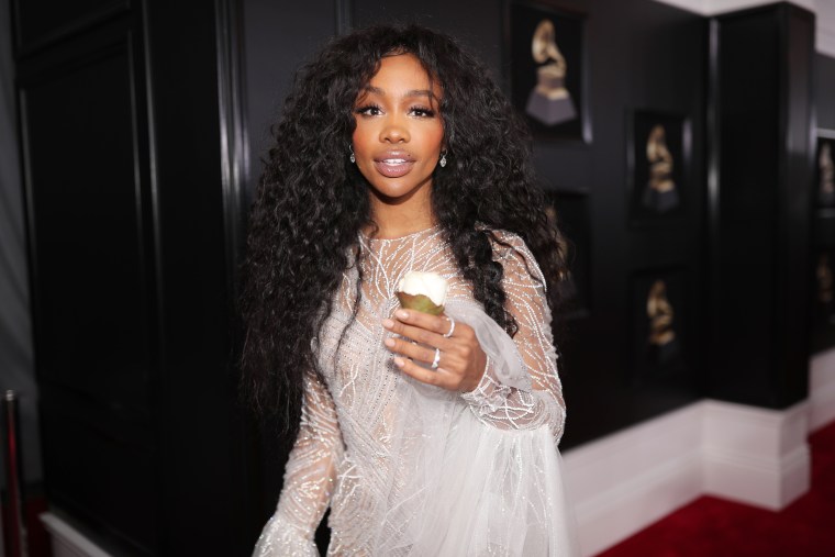 SZA returned to her high school and performed “The Weekend”