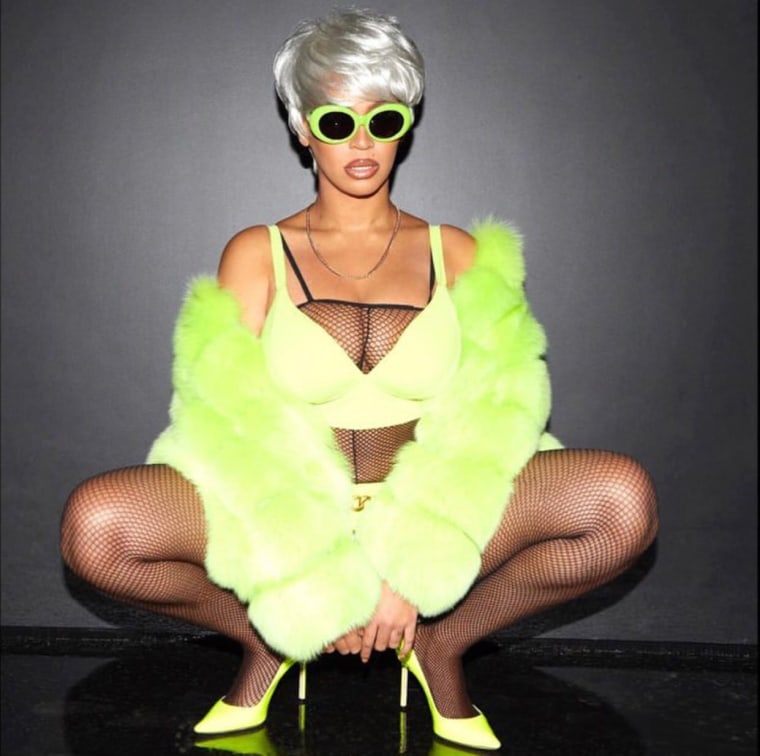 Beyoncé pays homage to Lil Kim for Halloween with 5 iconic looks. 