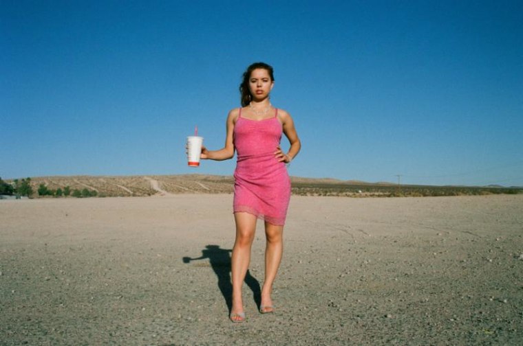 Nilüfer Yanya’s new video for “In Your Head” is a total Vegas rendezvous