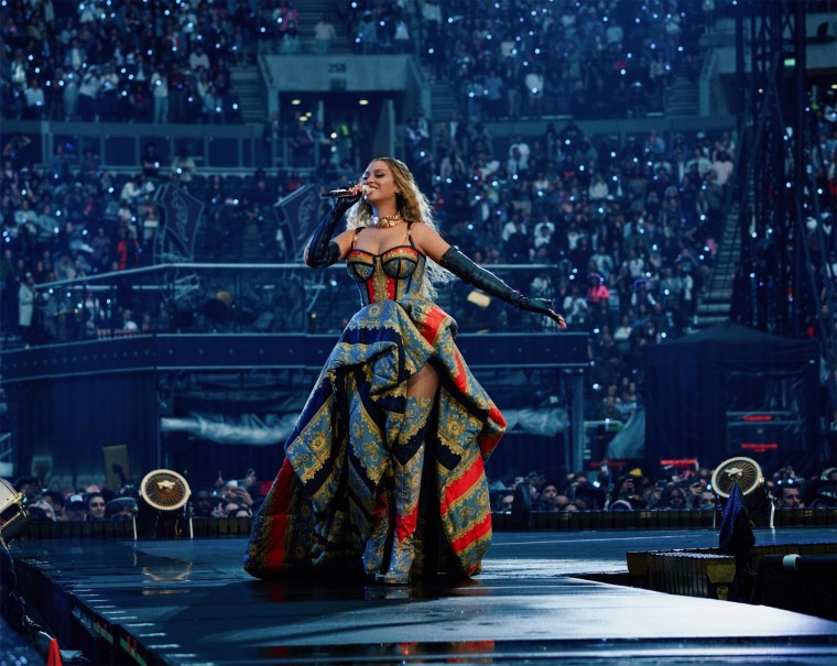 Beyoncé’s “16 Carriages” performance interrupted by frightening mid-air malfunction