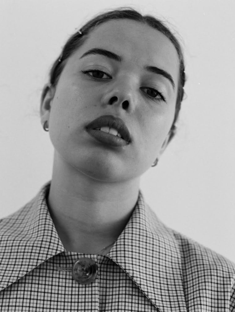 Nilüfer Yanya’s “Baby Luv” video captures all the faded glamor of the British seaside