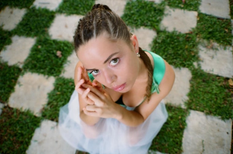 Nilüfer Yanya toes the line between desperation and acceptance on “anotherlife”