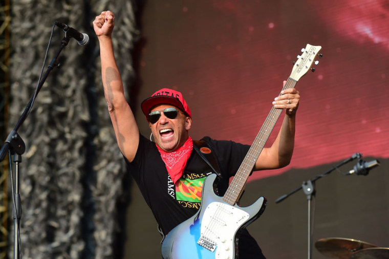 Rage Against The Machine’s Tom Morello performs at strip club in solidarity with unionized dancers