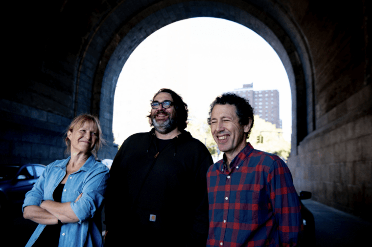 Yo La Tengo perform in drag in Nashville to protest Tennessee ban